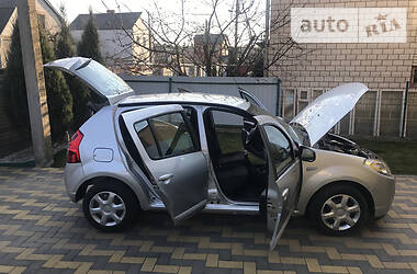 Хетчбек Dacia Sandero 2008 в 
