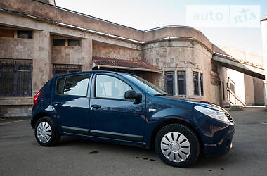 Хетчбек Dacia Sandero 2009 в 