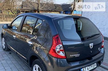 Хетчбек Dacia Sandero 2008 в 
