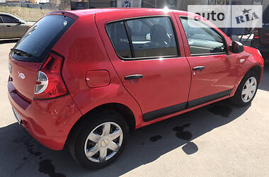 Хетчбек Dacia Sandero 2010 в 