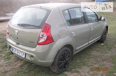 Хетчбек Dacia Sandero 2009 в 