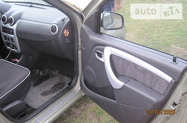 Хетчбек Dacia Sandero 2009 в 