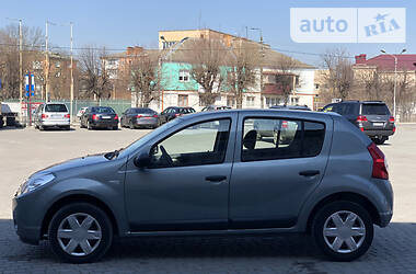 Хетчбек Dacia Sandero 2009 в 