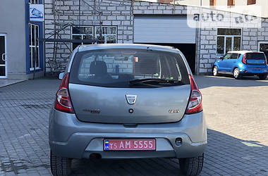 Хетчбек Dacia Sandero 2009 в 