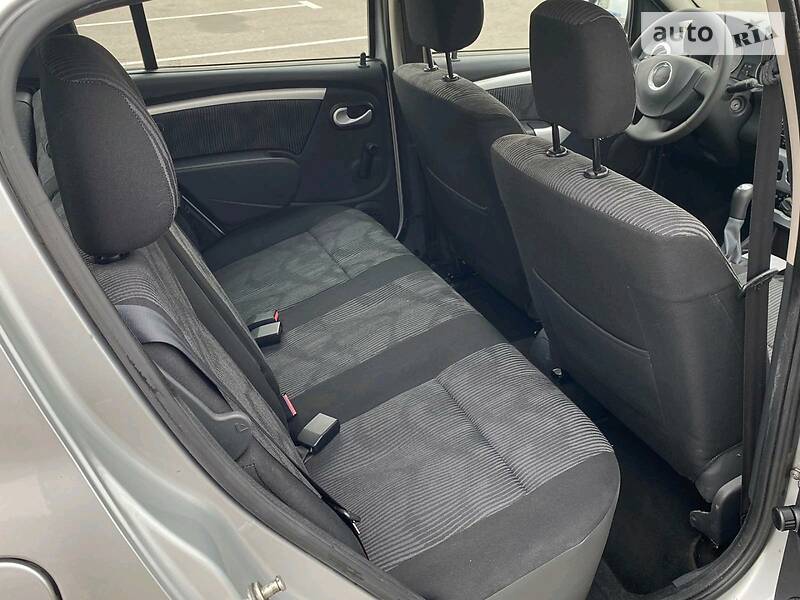 Хетчбек Dacia Sandero 2009 в Києві