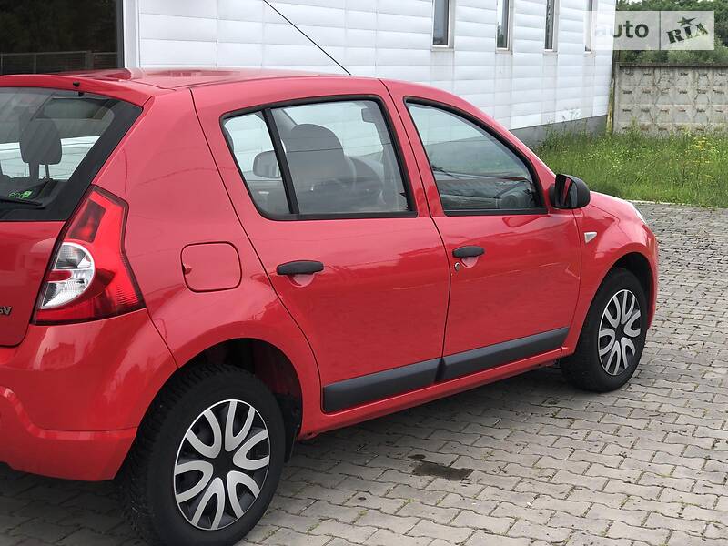 Хэтчбек Dacia Sandero 2009 в Дрогобыче