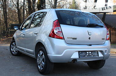 Хэтчбек Dacia Sandero 2009 в Дрогобыче