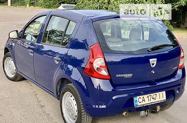 Хэтчбек Dacia Sandero 2009 в Умани