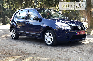 Хэтчбек Dacia Sandero 2010 в Умани