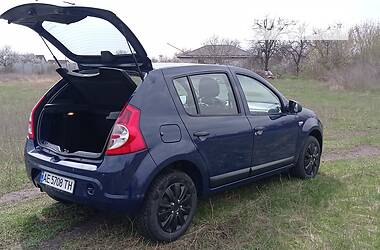 Хэтчбек Dacia Sandero 2009 в 