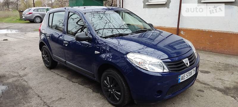 Хэтчбек Dacia Sandero 2009 в 