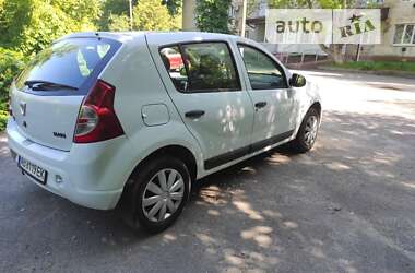 Хэтчбек Dacia Sandero 2009 в Виннице