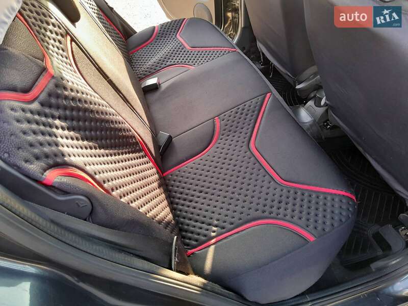 Хетчбек Dacia Sandero 2013 в Чернівцях фото 16 Хетчбек Dacia Sandero 2013 в Чернівцях