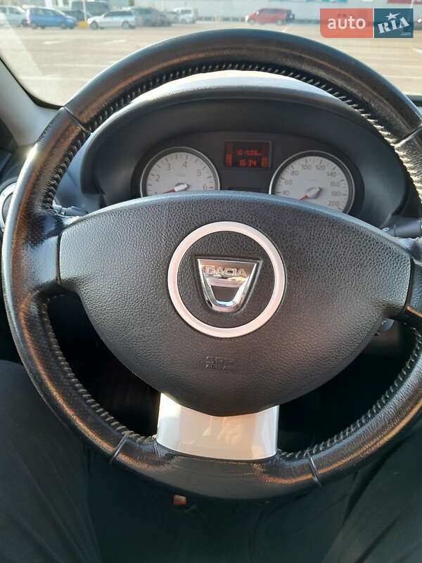 Хетчбек Dacia Sandero 2013 в Чернівцях фото 10 Хетчбек Dacia Sandero 2013 в Чернівцях