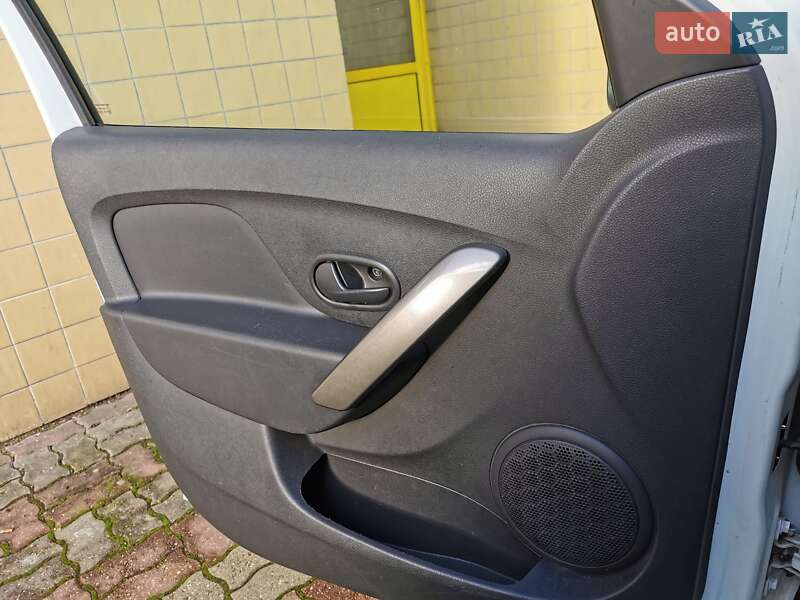 Хетчбек Dacia Sandero 2013 в Дніпрі