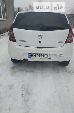 Хэтчбек Dacia Sandero 2011 в Путивле