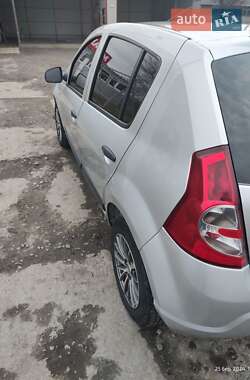 Хэтчбек Dacia Sandero 2009 в Гадяче