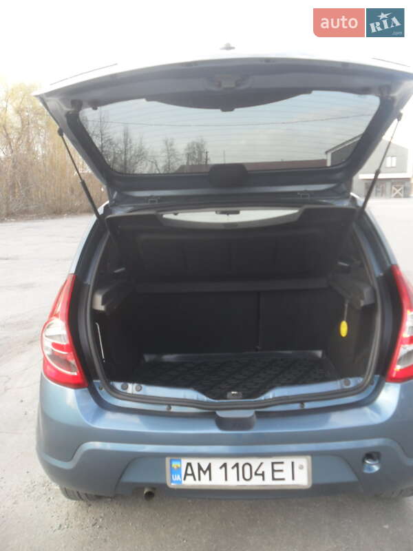 Хэтчбек Dacia Sandero 2009 в Звягеле