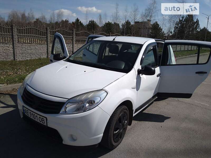 Хетчбек Dacia Sandero 2010 в Дніпрі