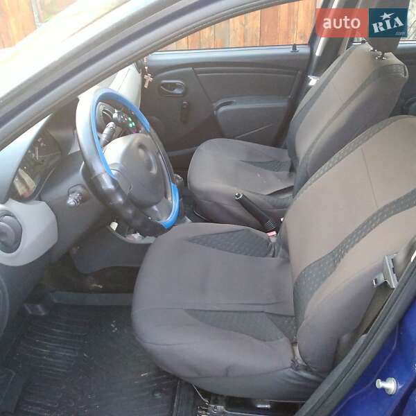 Хетчбек Dacia Sandero 2009 в Золочеві