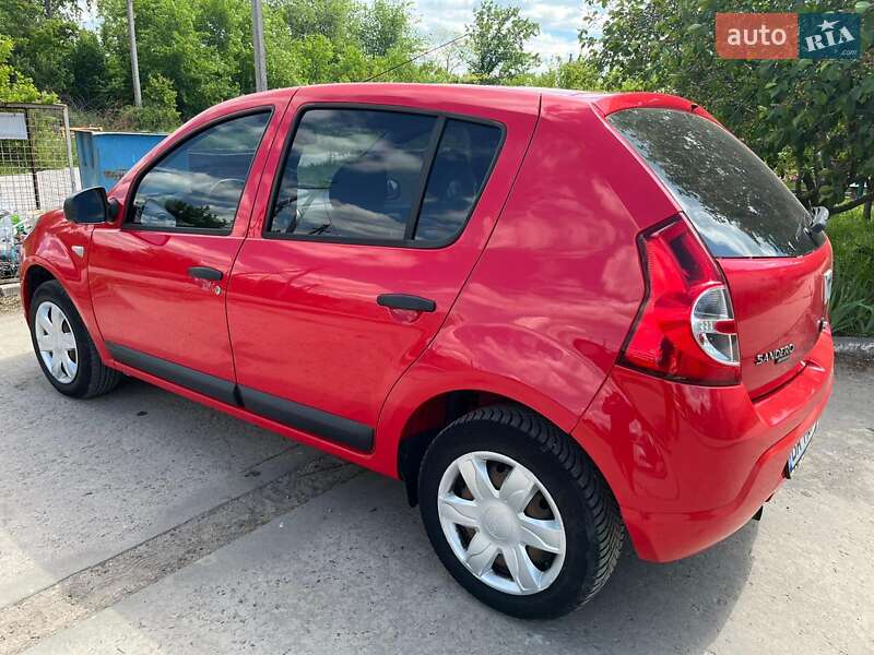 Хэтчбек Dacia Sandero 2009 в Новгородке