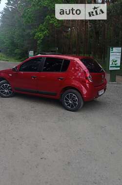 Хэтчбек Dacia Sandero 2010 в Дубно