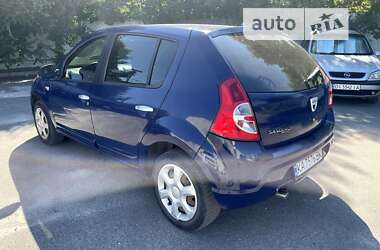 Хетчбек Dacia Sandero 2009 в Києві