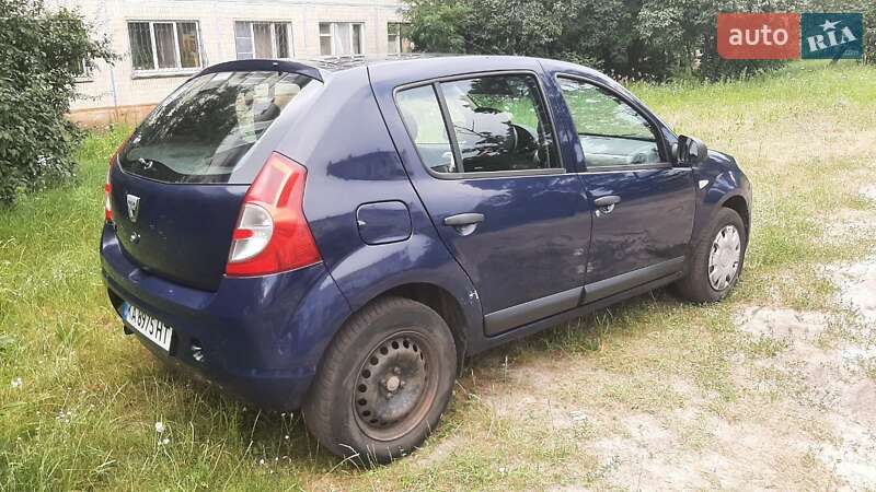 Хетчбек Dacia Sandero 2010 в Києві