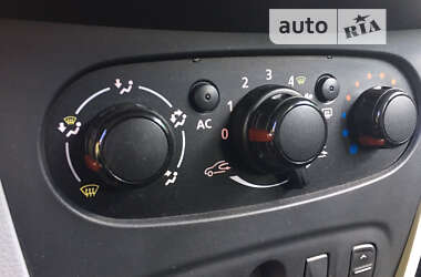 Хетчбек Dacia Sandero 2013 в 