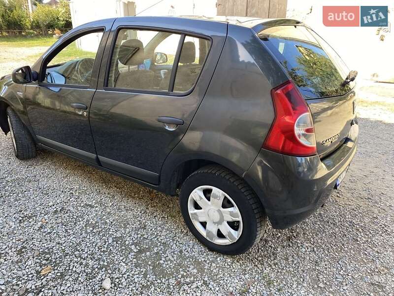 Хетчбек Dacia Sandero 2010 в Тисмениці