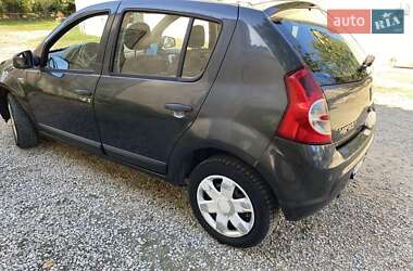 Хетчбек Dacia Sandero 2010 в Тисмениці