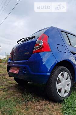 Хетчбек Dacia Sandero 2010 в Полтаві