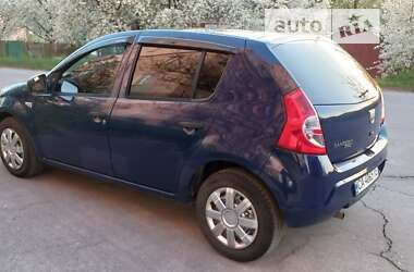 Хэтчбек Dacia Sandero 2009 в Умани