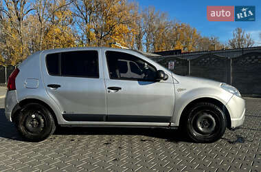 Хетчбек Dacia Sandero 2009 в Чернівцях