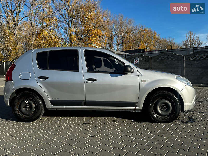 Хэтчбек Dacia Sandero 2009 в Черновцах