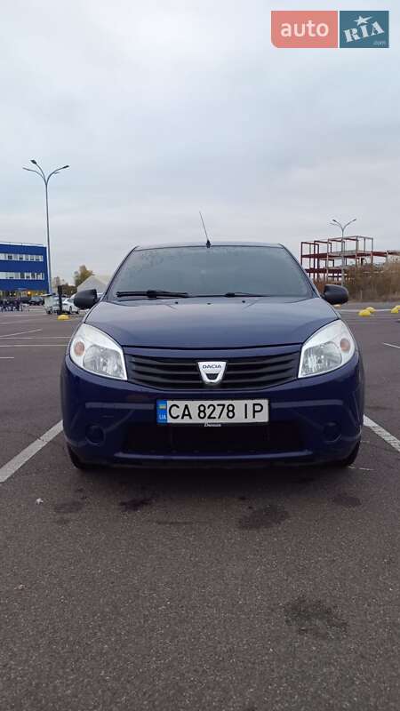 Хэтчбек Dacia Sandero 2009 в 