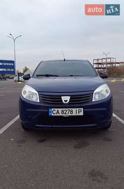 Хэтчбек Dacia Sandero 2009 в 