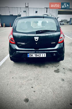 Хетчбек Dacia Sandero 2008 в Сарнах