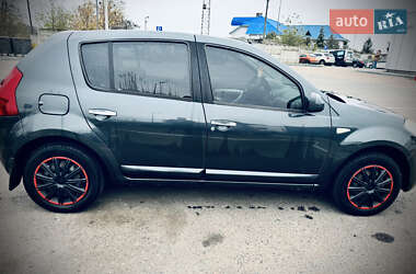 Хетчбек Dacia Sandero 2008 в Сарнах