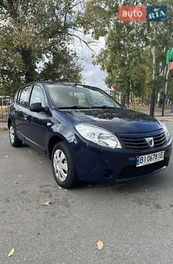 Хетчбек Dacia Sandero 2011 в Полтаві