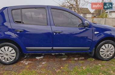 Хэтчбек Dacia Sandero 2008 в 