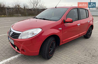 Хэтчбек Dacia Sandero 2010 в Дубно