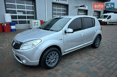 Хетчбек Dacia Sandero 2008 в Сарнах