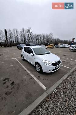 Хетчбек Dacia Sandero 2010 в Умані