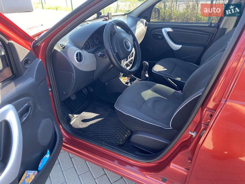 Хэтчбек Dacia Sandero 2012 в Львове