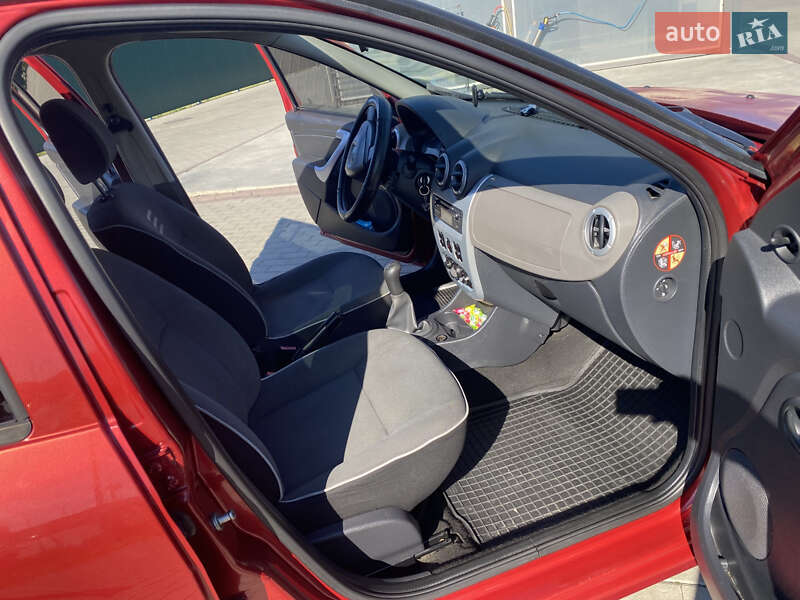 Хэтчбек Dacia Sandero 2012 в Львове