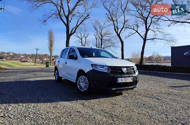 Хэтчбек Dacia Sandero 2015 в Умани