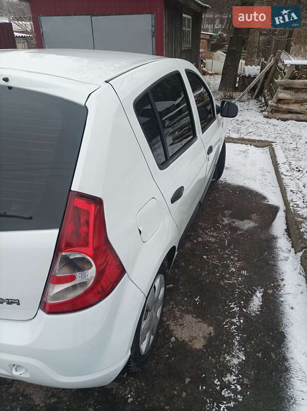 Хетчбек Dacia Sandero 2008 в Липовій Долині