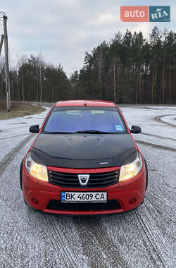 Хэтчбек Dacia Sandero 2011 в Сарнах