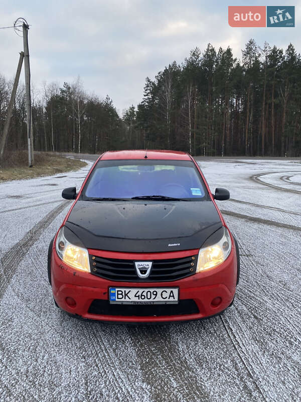 Хэтчбек Dacia Sandero 2011 в Сарнах